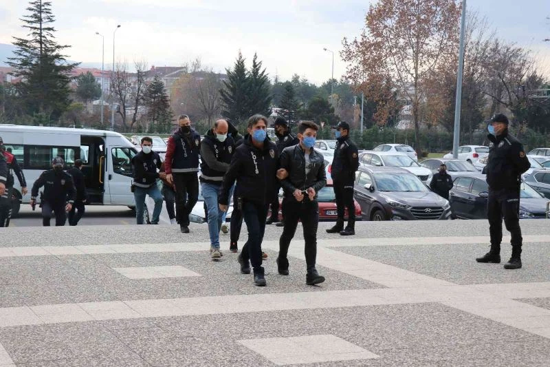 5 kişilik hırsızlık çetesinin evlerinden adeta cephanelik çıktı
