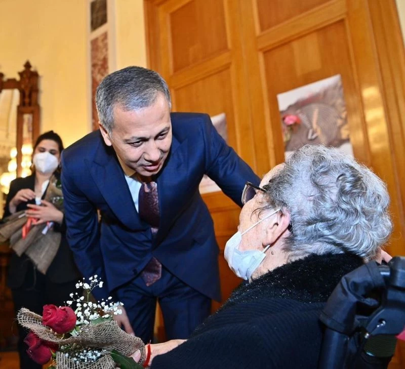 Vali Yerlikaya, huzurevi sakini ve evde/hastanede eğitim veren öğretmenlerin Öğretmenler Günü’nü kutladı
