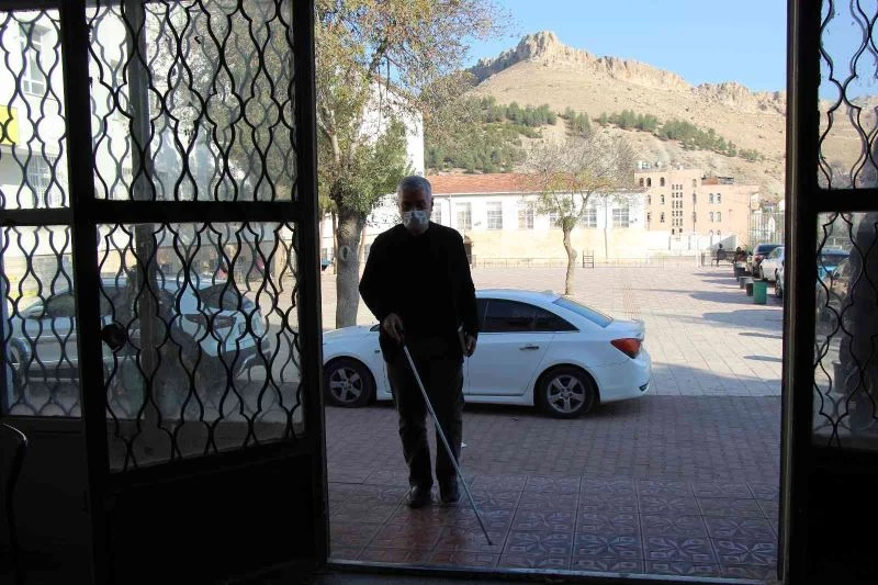 32 yıldır görme engelli olan Riyad öğretmen öğrencilerine ilham kaynağı oluyor
