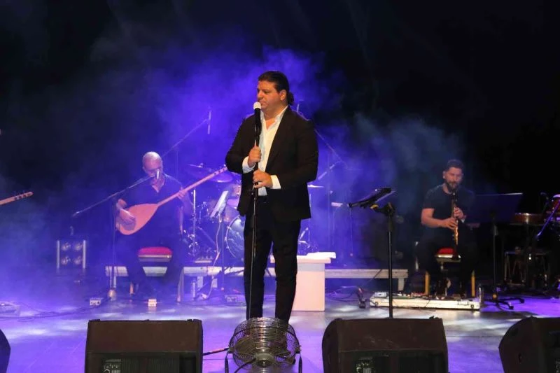 Ünlü şarkıcı Kubat, öğretmenler için söyledi
