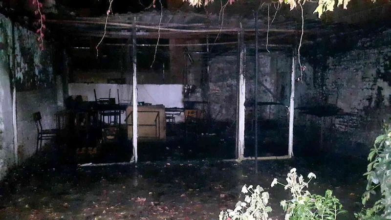 Söke’deki yangında çay ocağının bahçesi yandı
