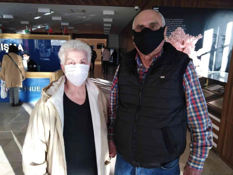 75’lik çift aşıya el ele geldi, gençlere seslendi: “Bir an evvel aşı olun”
