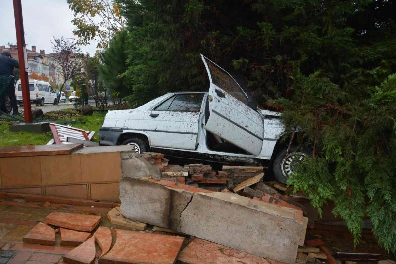Kaza yapmamak için direksiyonu kırınca bahçeye girdi
