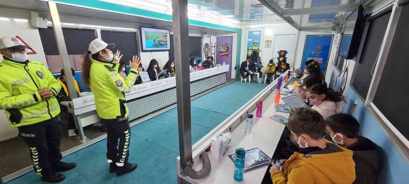 “Mobil Trafik Eğitim Tırı” ile öğrencilere trafik kuralları öğretiliyor
