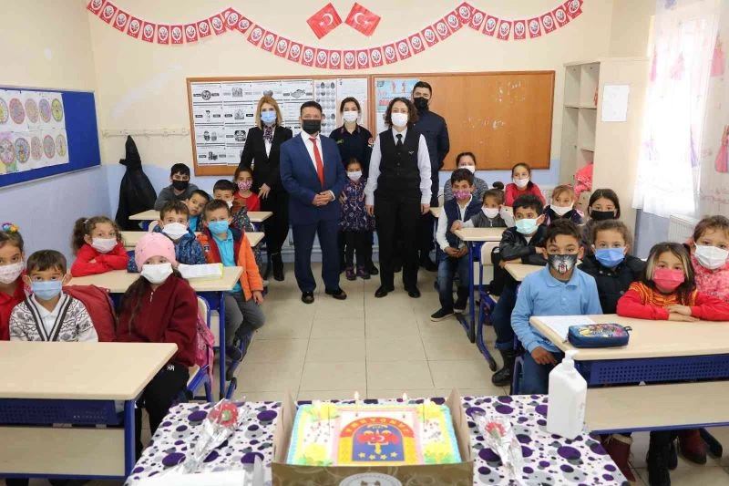 Jandarmadan karanfilli Öğretmenler Günü kutlaması
