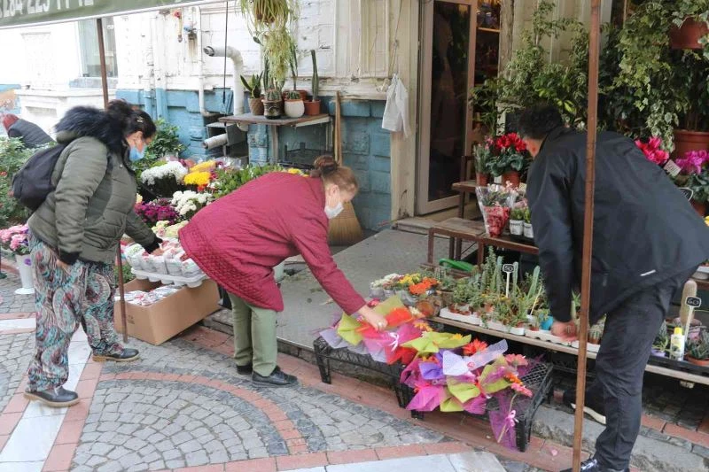 ‘Öğretmenler Günü’ çiçekçi esnafına can suyu oldu
