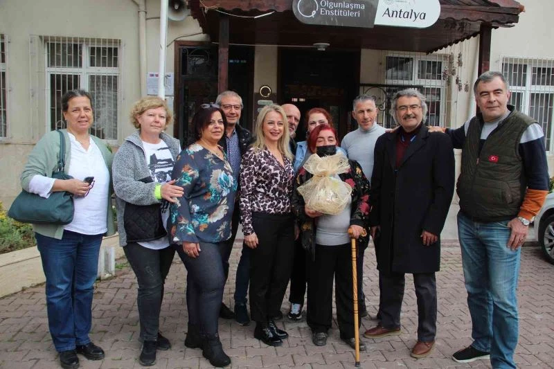 45 yıl sonra öğretmenleriyle bir araya geldiler
