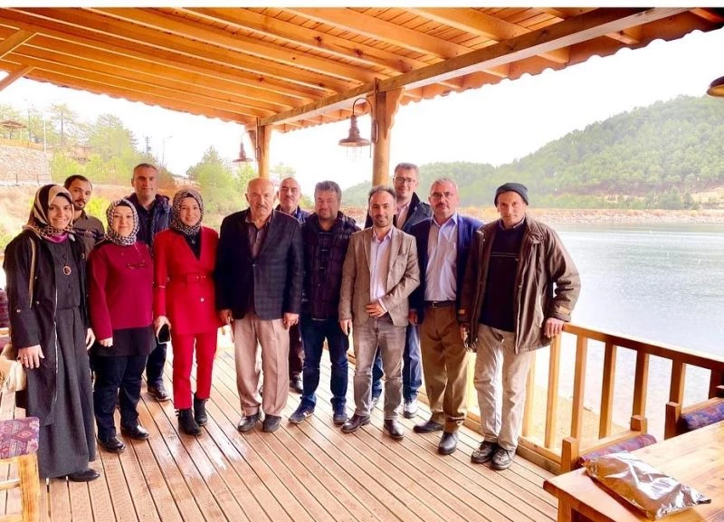 Öğretmenler, gününü gölet manzarasıyla kutladı
