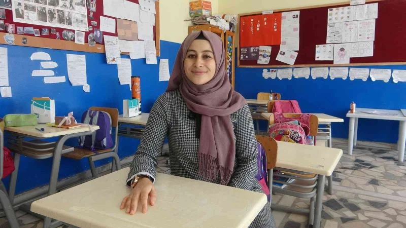 Öğrenciyken öğretmenler odasına girmek için heyecanlandığı okulda öğretmenlik yapıyor
