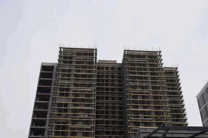 Malatya’da 17’nci kattaki intihar girişimini polis engelledi
