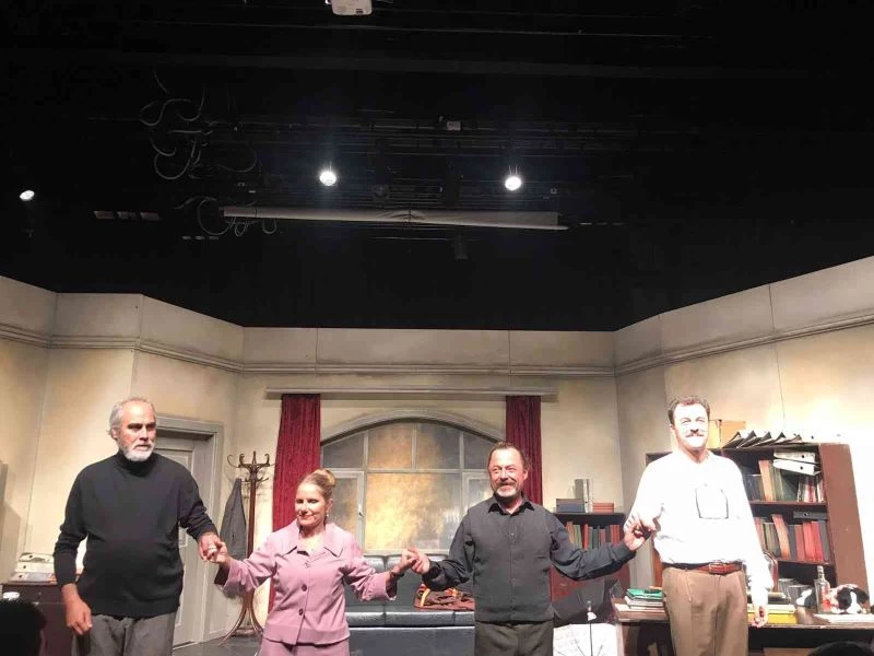 Tiyatro perdeleri “ Profesyonel” ile yeniden açıldı
