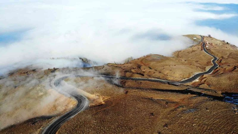 Muş’ta karlı dağlarla birleşen sis bulutları kartpostallık görüntüler oluşturdu
