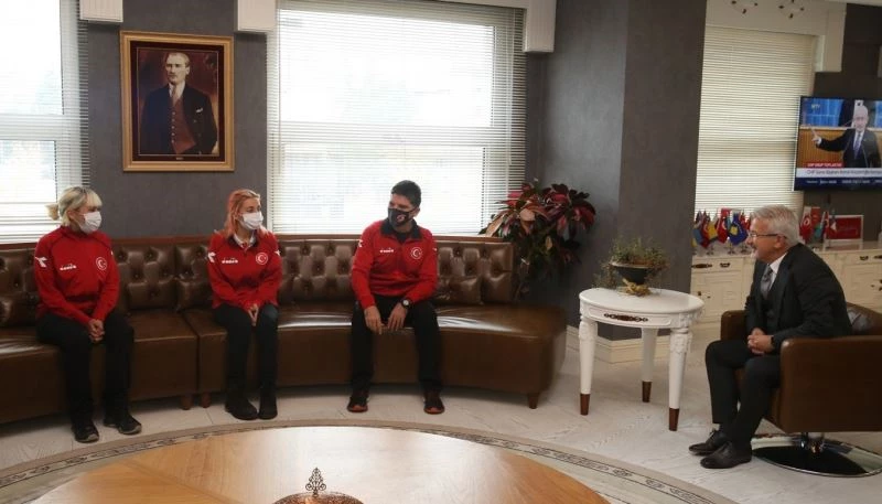 Şampiyonluk mutluluğunu Turgay Erdem ile paylaştılar
