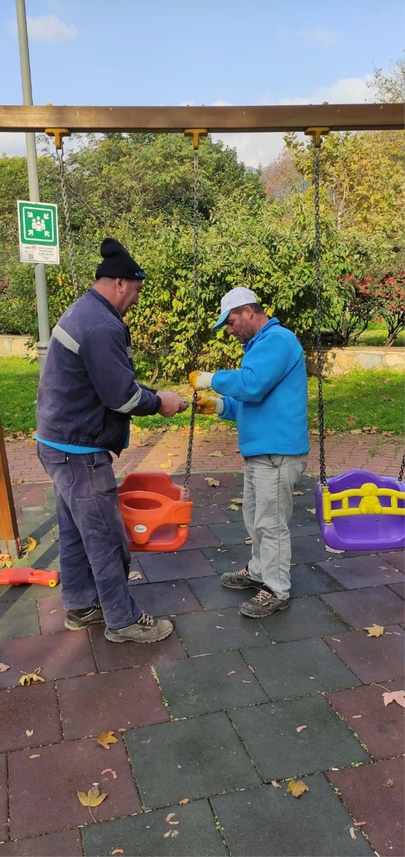 Çocuk oyun grupları ile spor aletlerinin bakımları yapılıyor
