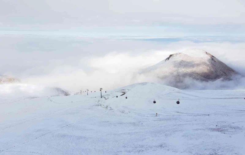 Beyaza bürünen Erciyes’te kar kalınlığı 10 santim oldu
