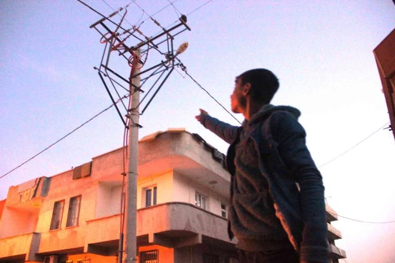 Elektrik direğindeki patlamaları spiker gibi aktaran genç, o anları anlattı
