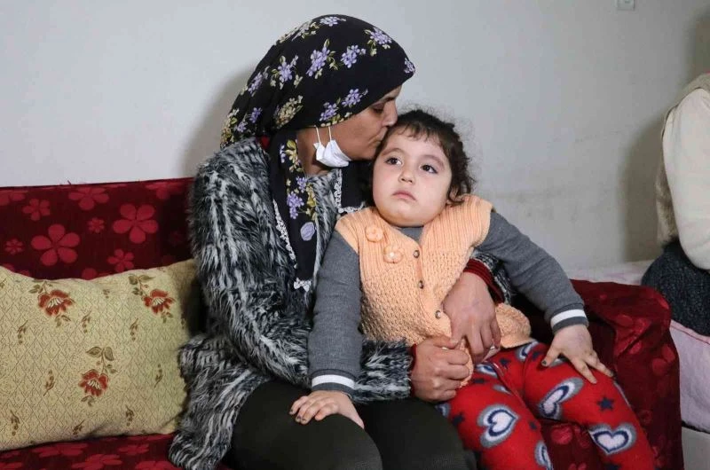 Cinayete kurban giden kızının saçıyla avunuyor
