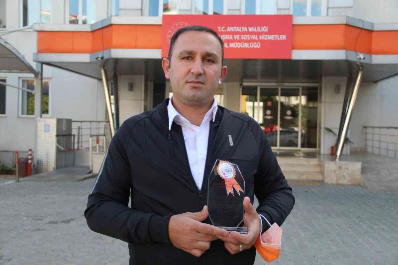 Çaresiz kadını bıçaklı saldırganların elinden aldı, ödüllendirildi
