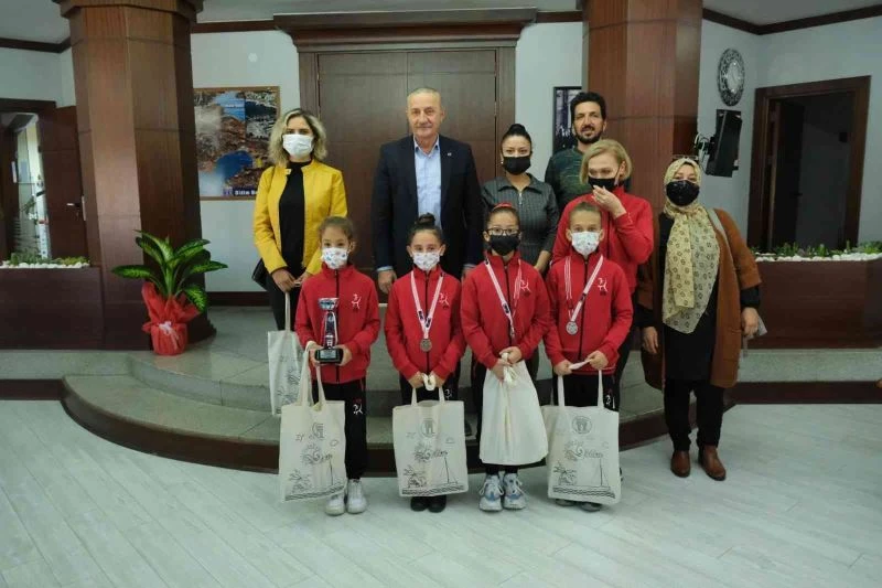 Başkan Atabay minik cimnastikçileri ağırladı

