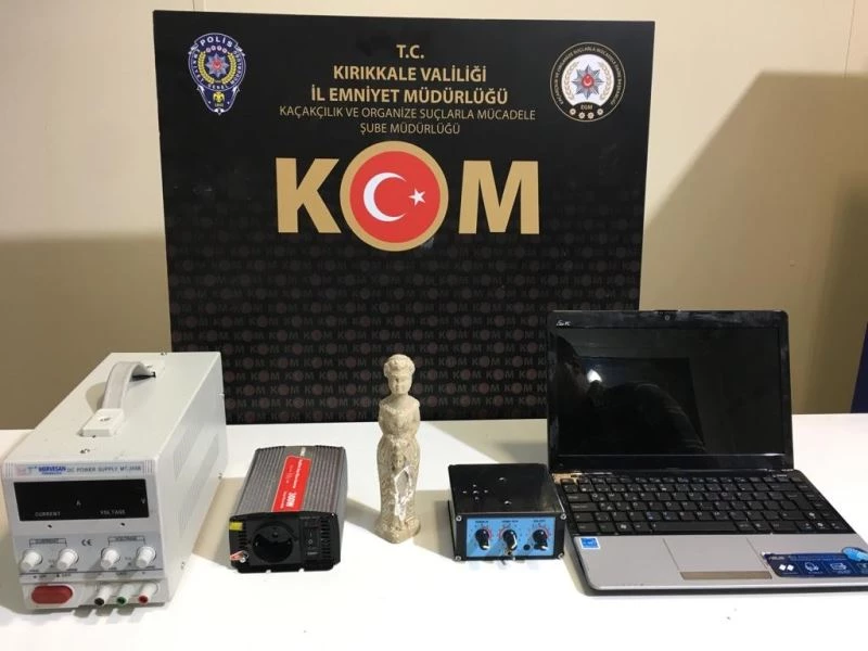 Polisin gözünden kaçmadı, araç motorundan tarih çıktı: Kadın ve çocuk figürlü heykel ele geçirildi

