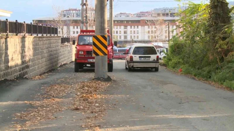 Rize’de yeni yol çalışmaları sonrasında yol ortasında kalan direkler dikkat çekmeye devam ediyor
