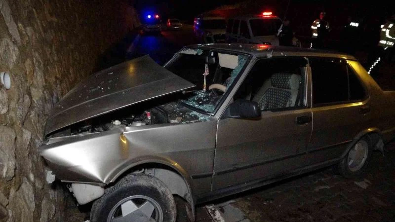 Otomobil kullanmayı öğrenirken duvardan uçtu: 2 yaralı
