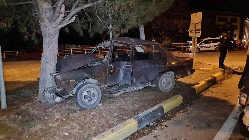 Kamyonet ile çarpıştıktan sonra ağaca çarpan otomobil sürücüsü ağır yaralandı
