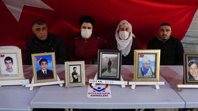 HDP önünde ailece evlatlarının yolunu gözlüyorlar
