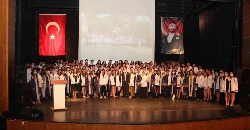 ADÜ Diş Hekimliği Fakültesi’nde Beyaz Önlük Giydirme Töreni gerçekleşti
