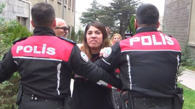 Kendisini bıçakla saldıran kocasını unutup gazeteciye saldırdı
