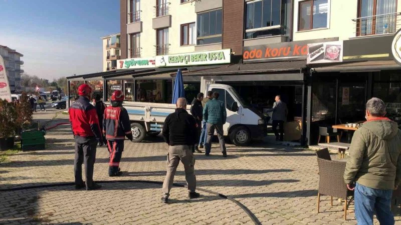 Sakarya’da hareketli dakikalar: Kilitlediği tiner dolu araçta kendisini yakmak istedi
