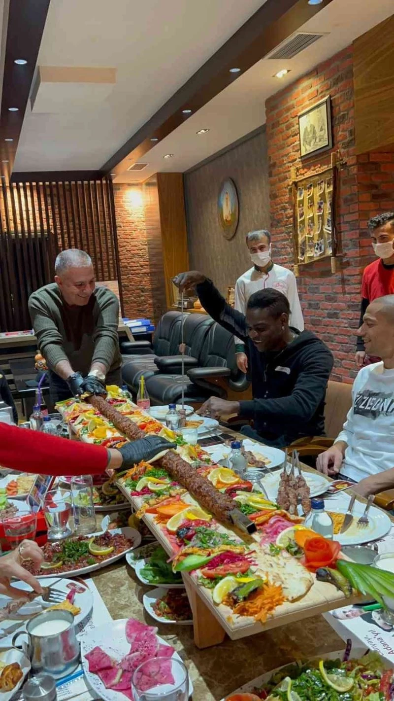Balotelli ve Gökhan İnler’in kebap keyfi
