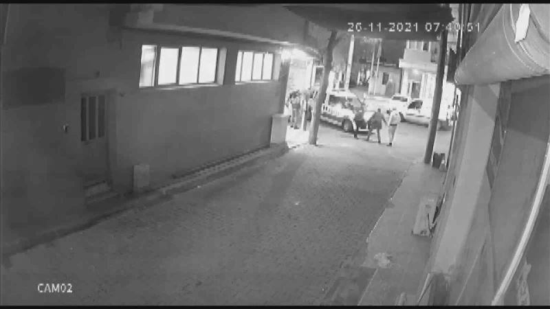 İzmir’de polisin sırtından bıçaklandığı an kamerada
