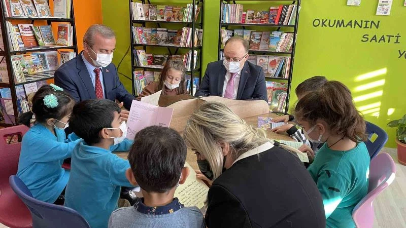 Vali Tutulmaz, açılışını yaptığı kütüphanelerde öğrencilerle kitap okudu
