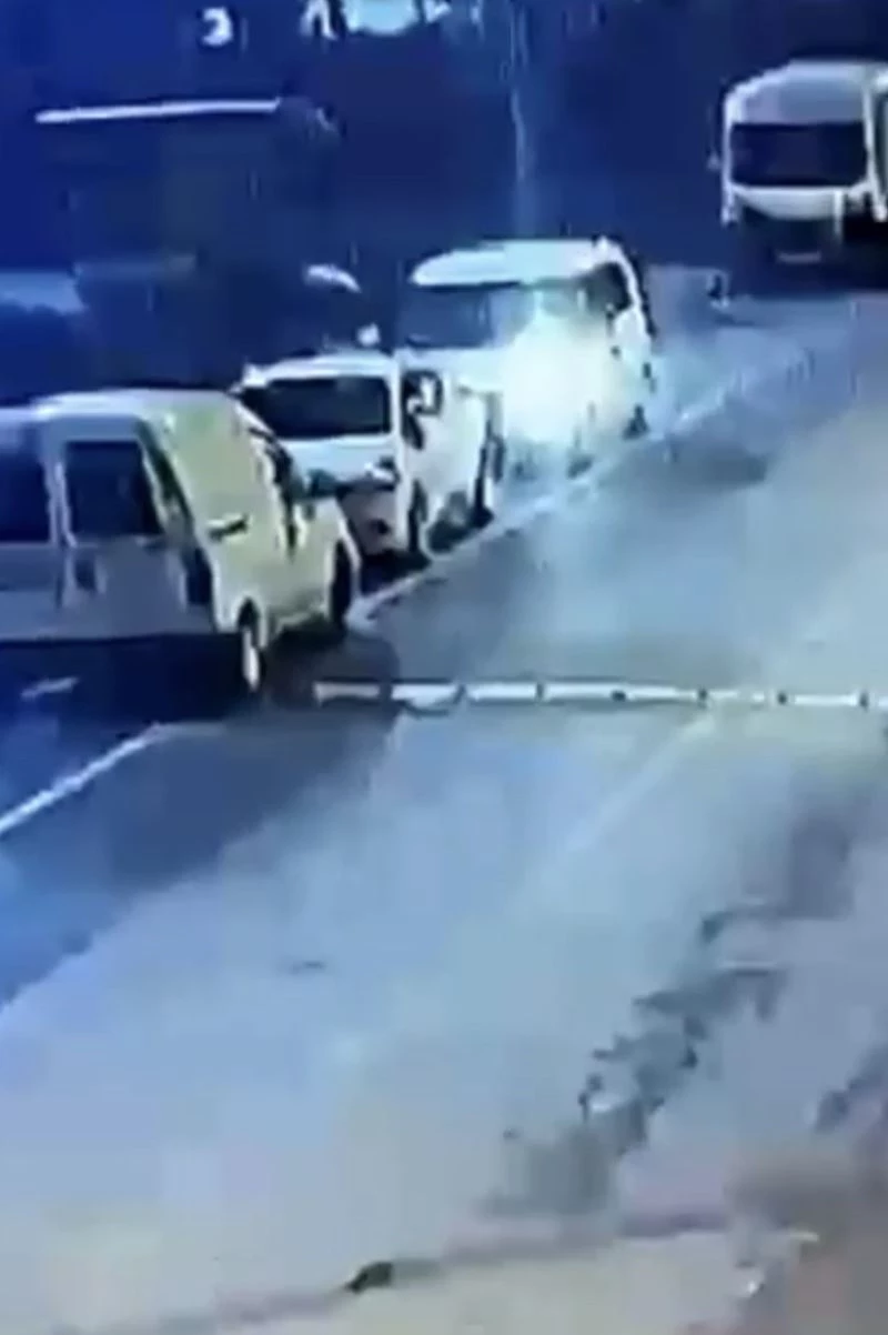 Bir caddeden 13 mazgalı böyle çaldılar...Hurdanın fiyatı yükselince rögar hırsızlığı arttı
