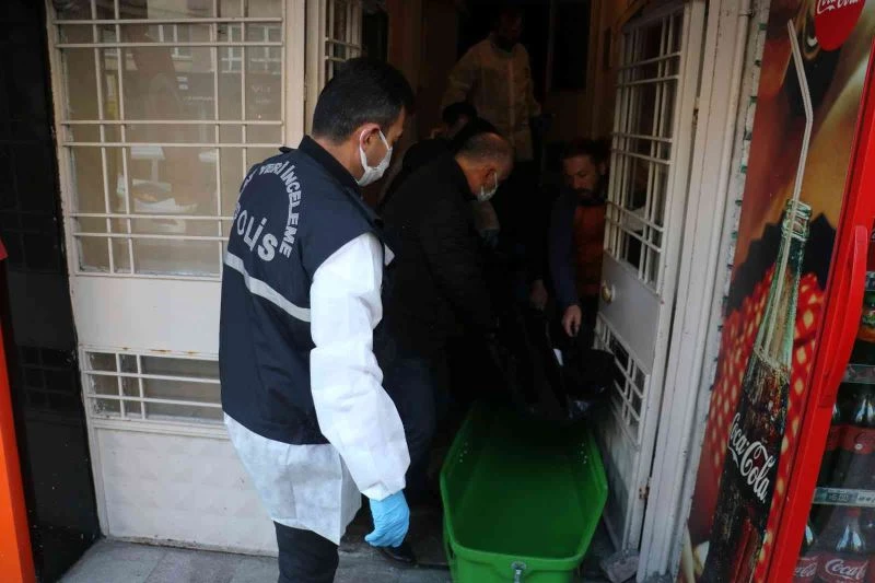 Haber alınamıyordu, evinde ölü bulundu
