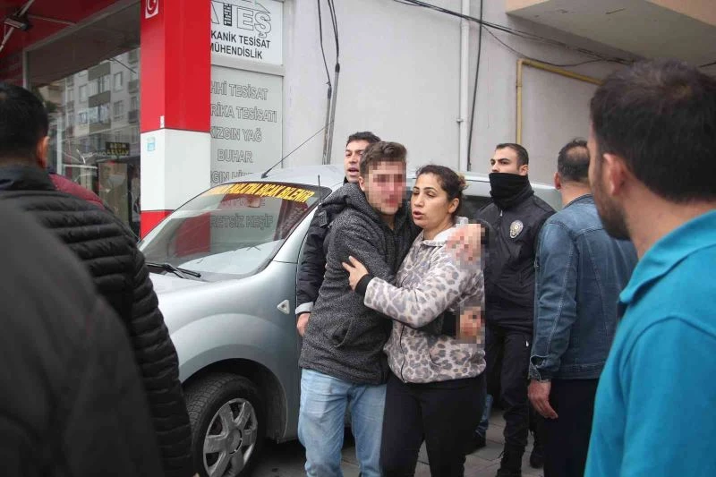 Kurye iki araca çarpınca ortalık savaş alanına döndü
