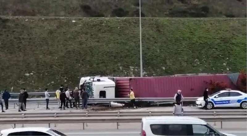 Bursa-Ankara otobanında virajı alamayan TIR devrildi
