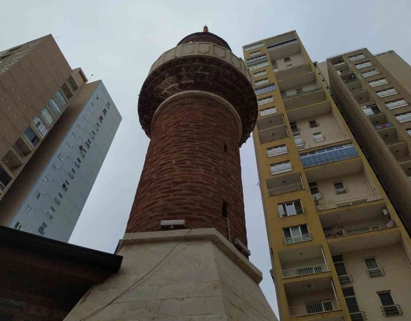 (Özel) Gökdelenlerin gölgesinde 700 yıllık en küçük cami
