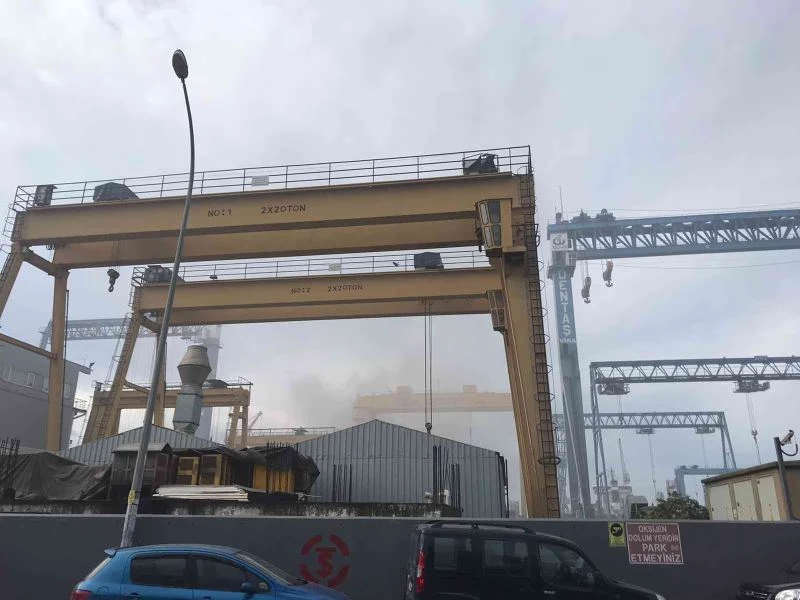 Tuzla tersanesinde bir gemide yangın çıktı. Olay yerine çok sayıda itfaiye ekibi sevk edildi.
