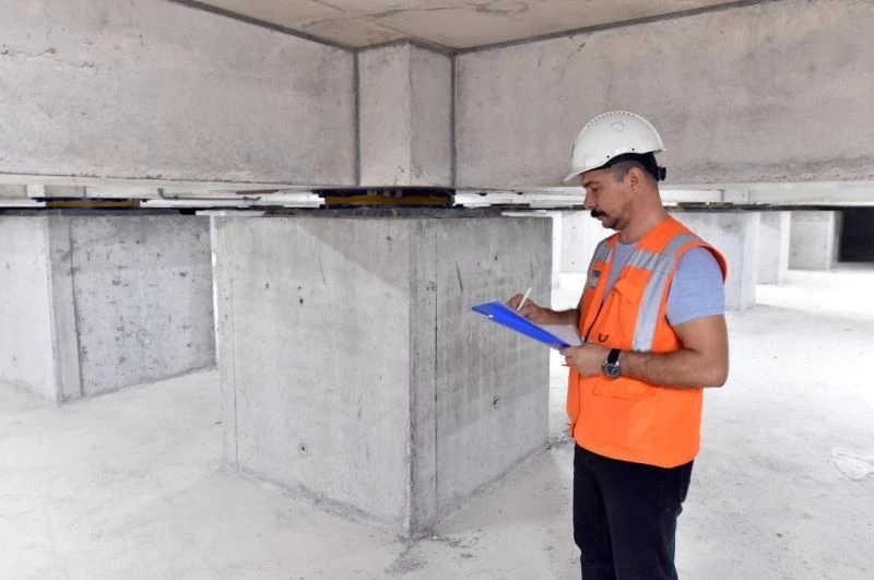 Yeni Dörtyol Devlet Hastanesi’ne deprem izolatörü kalkanı
