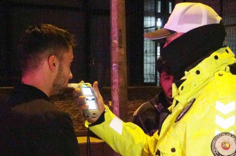 Alkollü sürücü üflememek için direndi
