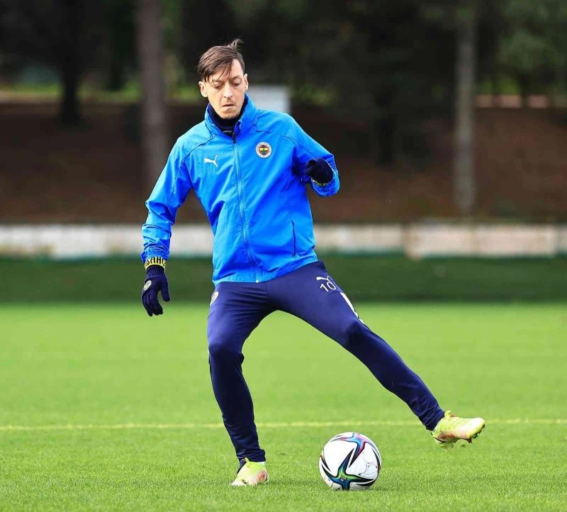 Fenerbahçe’de Mesut Özil takımla çalıştı
