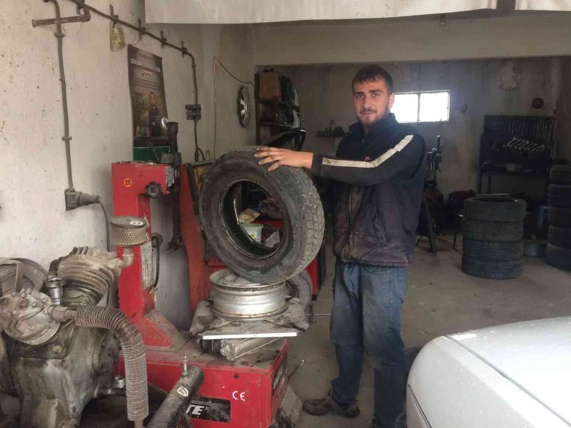 Günyüzü’nde sürücüler kar bastırmadan araçlarna kışlık lastikler takılmaya başlandı
