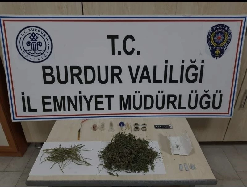 Uyuşturucu tacirinin üzerinden polis rozeti çıktı
