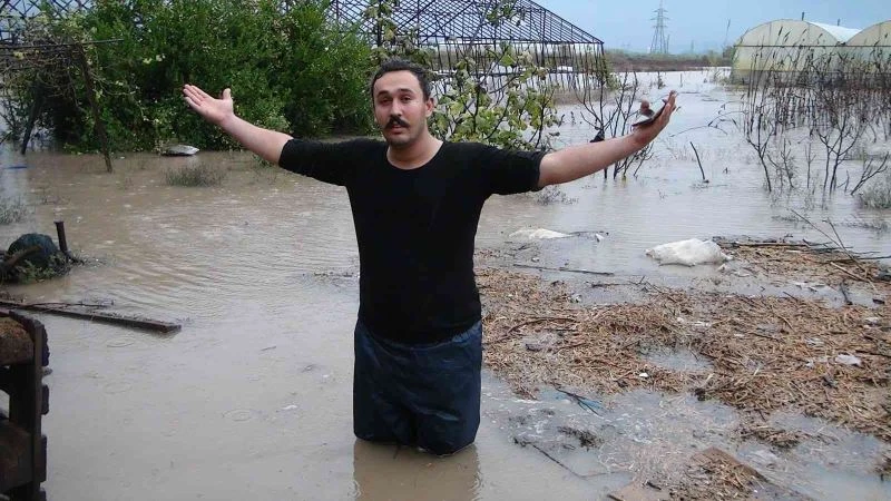 Antalya’da yağmur ve fırtına biber seralarını vurdu
