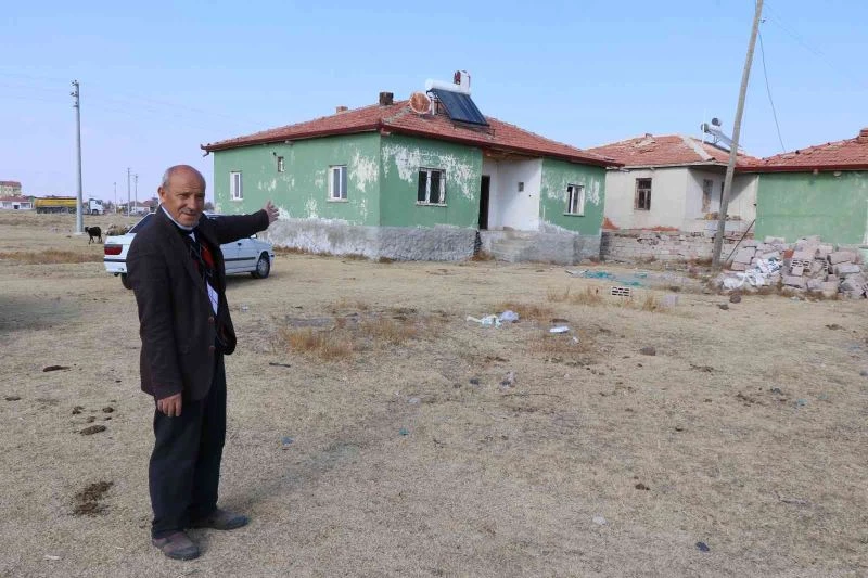 Satmak istemediği evler harabeye çevrildi
