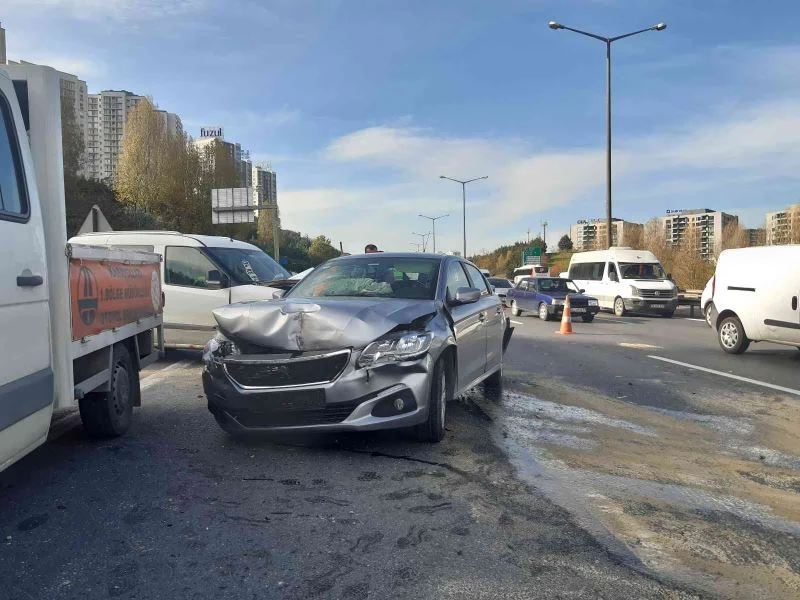 Emniyet şeridi ihlali zincirleme kazaya neden oldu: 3 yaralı
