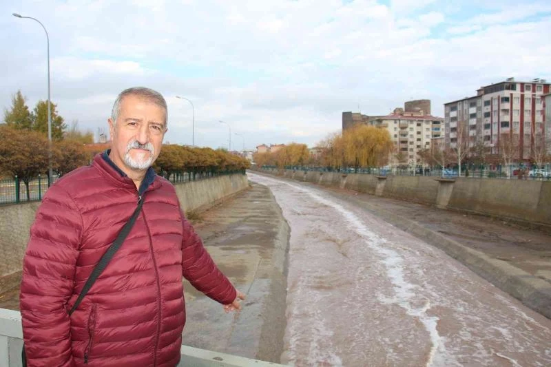 Oltu Çayı’nda ilginç köpürme korkutuyor
