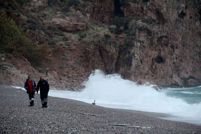 Dünyaca ünlü sahil dev dalgalara teslim oldu
